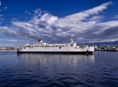 İtalya, Sicilya, Messina, liman ve Sicilya 'yı Sicilya yarımadasına bağlayan feribotlardan biri Sicilya kanalını geçiyor.