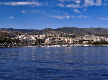 İtalya, Sicilya, Messina, şehir manzarası ve deniz manzarası.