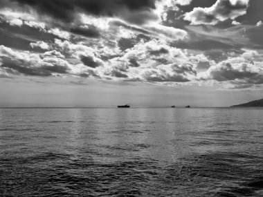 İtalya, Sicilya, Messina, Sicilya Kanalı 'nda kargo gemileri