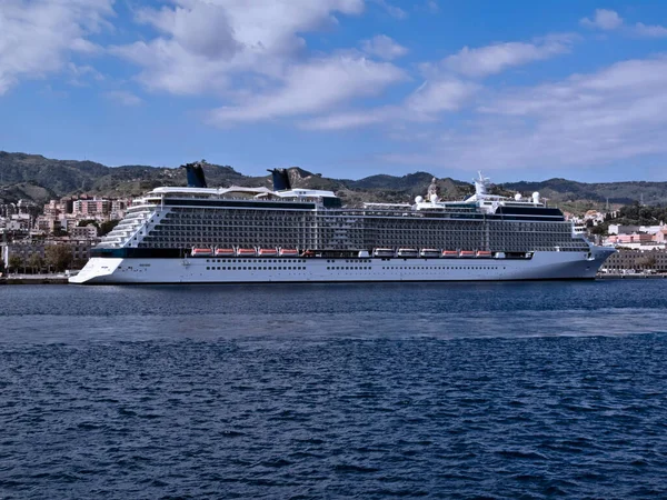 Italië Sicilië Messina Een Groot Cruiseschip Haven — Stockfoto