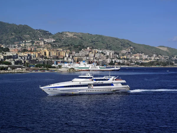 Olaszország Szicília Messina Kilátás Városra Szicíliát Olaszországgal Összekötő Komphajókra Szicília — Stock Fotó