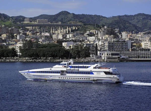 Itália Sicília Messina Vista Para Cidade Ferryboats Que Ligam Sicília — Fotografia de Stock