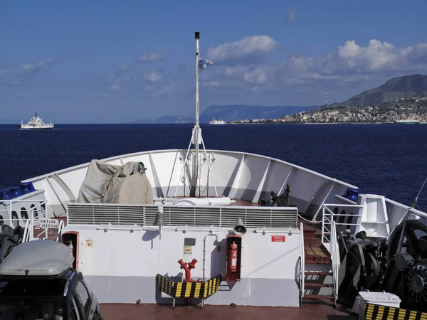 意大利 西西里海峡 右边是卡拉布里亚海岸 是连接西西里和意大利半岛的众多渡船中的一艘 穿过海峡 — 图库照片