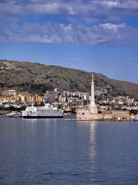 Italia Sicilia Mesina Vista Ciudad Puerto Uno Los Transbordadores Que — Foto de Stock