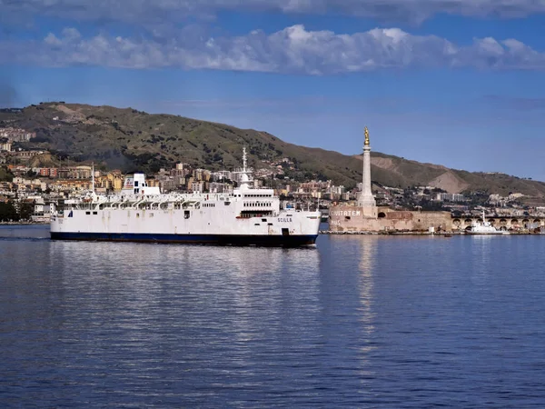 Itália Sicília Messina Vista Para Cidade Porto Dos Ferryboats Que — Fotografia de Stock