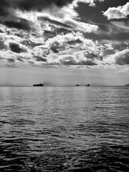 イタリア シチリア島 メッシーナ シチリアチャンネルの貨物船 — ストック写真