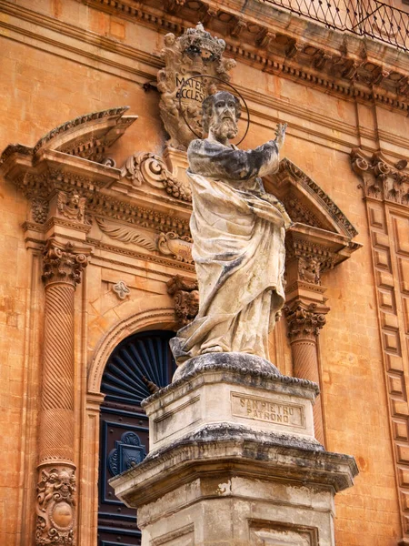 Italien Sicilien Modica Ragusaprovinsen Peterskyrkan Barockfasad Och Staty — Stockfoto