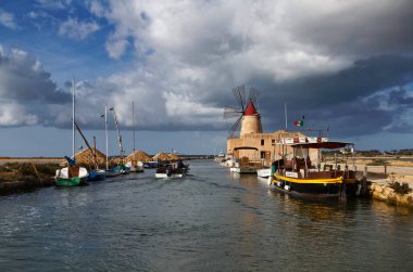 İtalya, Sicilya, Marsala (Trapani), Mozia tuz düzlükleri ve yel değirmeni