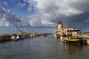 İtalya, Sicilya, Marsala (Trapani), Mozia tuz düzlükleri ve yel değirmeni