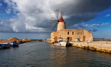 İtalya, Sicilya, Marsala (Trapani), Mozia tuz düzlükleri ve yel değirmeni