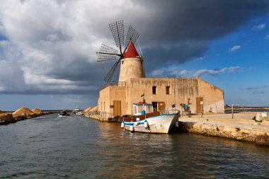 İtalya, Sicilya, Marsala (Trapani), Mozia tuz düzlükleri ve yel değirmeni