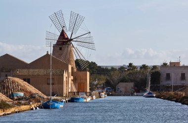 İtalya, Sicilya, Marsala (Trapani), Mozia tuz düzlükleri ve eski bir yel değirmeni