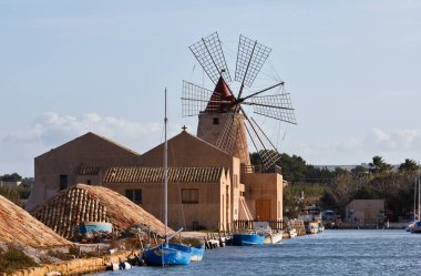 İtalya, Sicilya, Marsala (Trapani), Mozia tuz düzlükleri ve eski bir yel değirmeni
