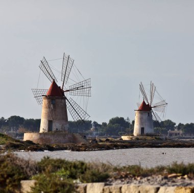 İtalya, Sicilya, Marsala (Trapani), Mozia tuz düzlükleri ve yel değirmenleri