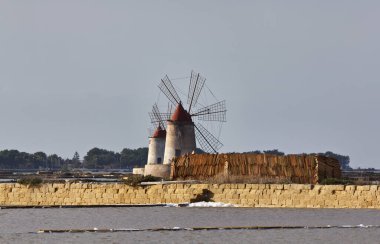 İtalya, Sicilya, Marsala (Trapani), Mozia tuz düzlükleri ve yel değirmenleri