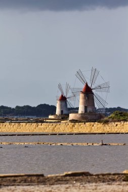 İtalya, Sicilya, Marsala (Trapani), Mozia tuz düzlükleri ve yel değirmenleri
