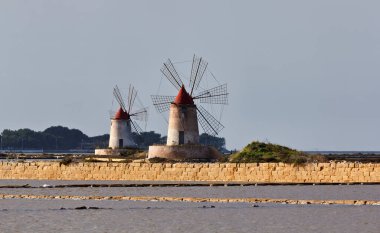 İtalya, Sicilya, Marsala (Trapani), Mozia tuz düzlükleri ve yel değirmenleri