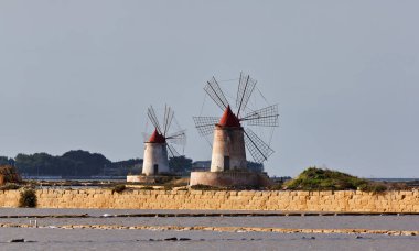 İtalya, Sicilya, Marsala (Trapani), Mozia tuz düzlükleri ve yel değirmenleri