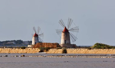 İtalya, Sicilya, Marsala (Trapani), Mozia tuz düzlükleri ve yel değirmenleri