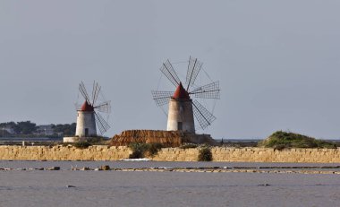 İtalya, Sicilya, Marsala (Trapani), Mozia tuz düzlükleri ve yel değirmenleri