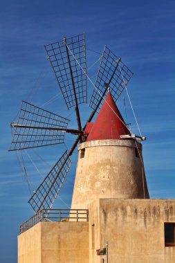 İtalya, Sicilya, Marsala (Trapani), Mozia tuz düzlüğü, yel değirmeni