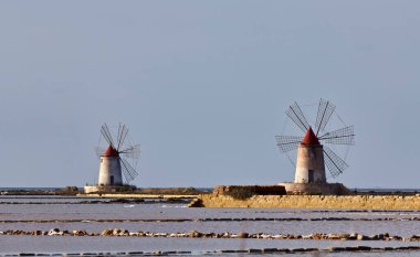 İtalya, Sicilya, Marsala (Trapani), Mozia tuz düzlükleri ve yel değirmenleri