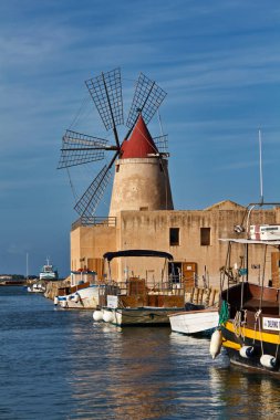 İtalya, Sicilya, Marsala (Trapani), Mozia tuz düzlüğü, yel değirmeni