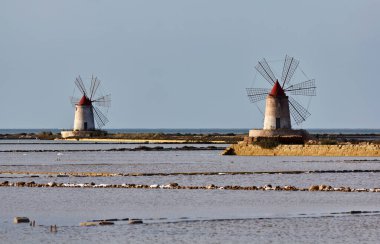 İtalya, Sicilya, Marsala (Trapani), Mozia tuz düzlükleri ve yel değirmenleri