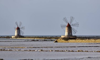 İtalya, Sicilya, Marsala (Trapani), Mozia tuz düzlükleri ve yel değirmenleri