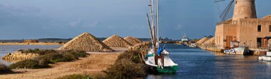 İtalya, Sicilya, Marsala (Trapani), Mozia tuz düzlükleri ve yel değirmeni