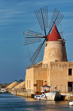 İtalya, Sicilya, Marsala (Trapani), Mozia tuz düzlüğü, yel değirmeni