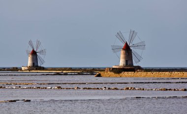 İtalya, Sicilya, Marsala (Trapani), Mozia tuz düzlükleri ve yel değirmenleri
