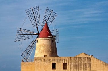 İtalya, Sicilya, Marsala (Trapani), Mozia tuz düzlüğü, yel değirmeni