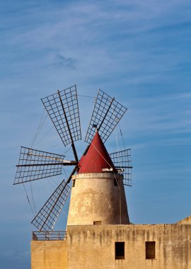 İtalya, Sicilya, Marsala (Trapani), Mozia tuz düzlüğü, yel değirmeni