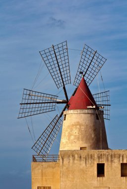 İtalya, Sicilya, Marsala (Trapani), Mozia tuz düzlüğü, yel değirmeni