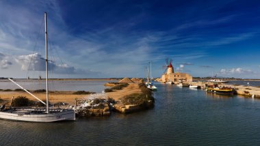 İtalya, Sicilya, Marsala (Trapani), Mozia tuz düzlükleri ve yel değirmenleri