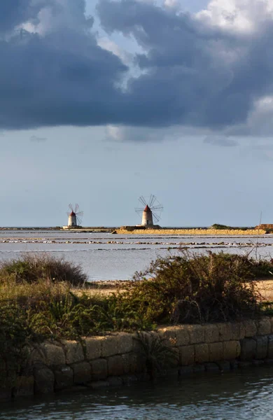 Italia Sicilia Marsala Trapani Mozia Salinas Molinos Viento — Foto de Stock