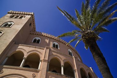 İtalya, Sicilya, Palermo, Pellegrino Dağı 'ndaki Utvegio Kalesi manzaralı.