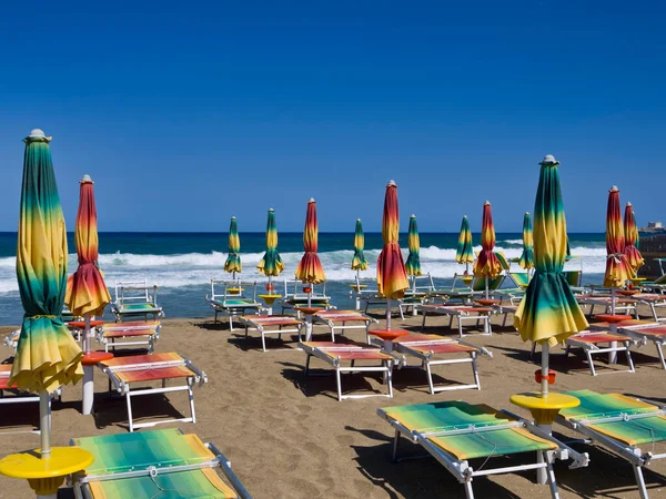 Italië Sicilië Ionische Zee Portopalo Capo Passero Ligstoelen Parasols Het — Stockfoto