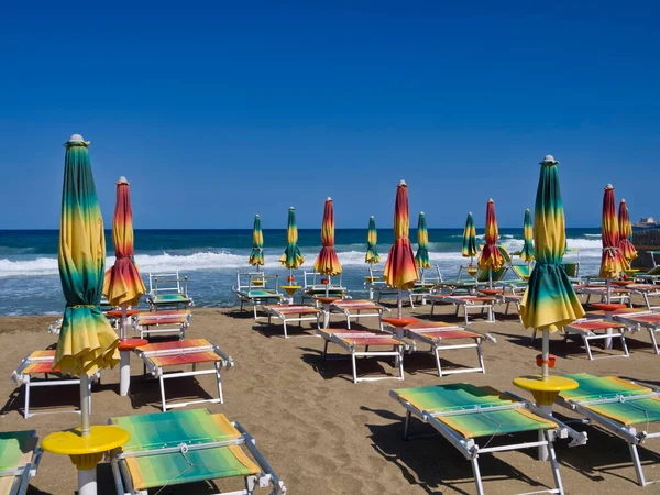 Italië Sicilië Ionische Zee Portopalo Capo Passero Ligstoelen Parasols Het — Stockfoto