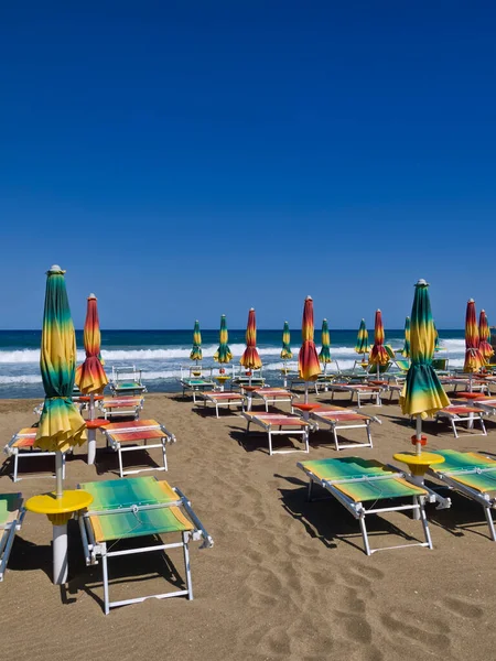 Italië Sicilië Ionische Zee Portopalo Capo Passero Ligstoelen Parasols Het — Stockfoto