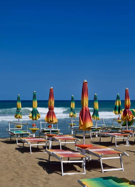 Italien Sicilien Joniska Havet Portopalo Capo Passero Solstolar Och Strandparasoller — Stockfoto
