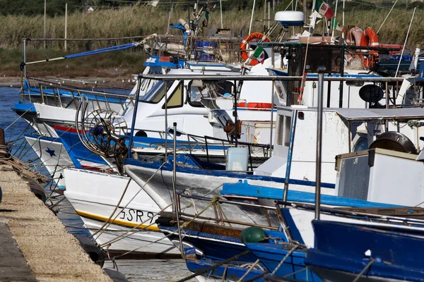 Италия Sicily Portopalo Capo Passero Рыболовные Лодки Порту — стоковое фото