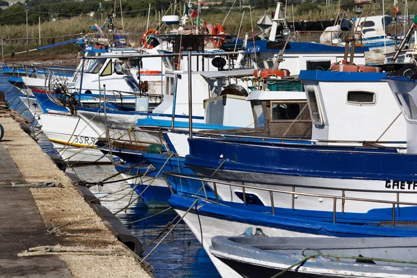 Италия Sicily Portopalo Capo Passero Рыболовные Лодки Порту — стоковое фото