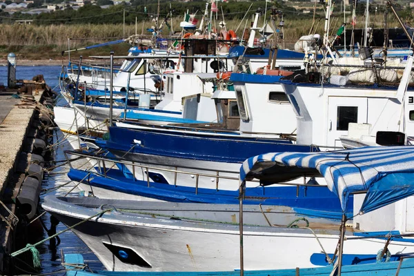 Италия Sicily Portopalo Capo Passero Рыболовные Лодки Порту — стоковое фото