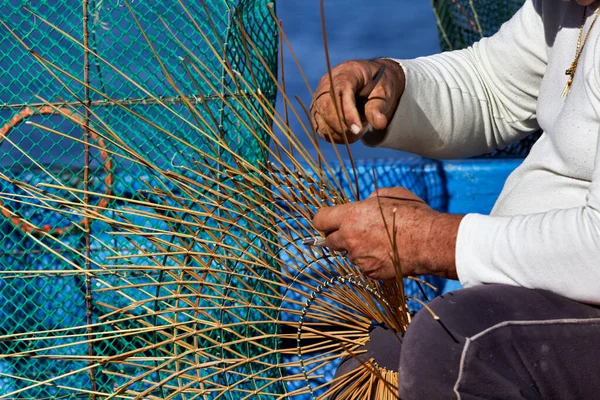 Italia Sicilia Portopalo Capo Passero Pescador Haciendo Una Olla Langosta — Foto de Stock