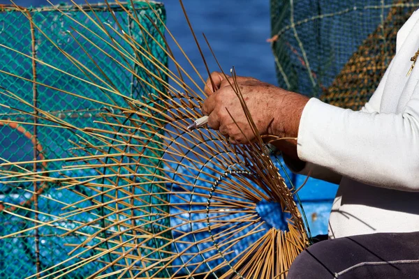Italia Sicilia Portopalo Capo Passero Pescatore Che Una Pentola Aragoste — Foto Stock