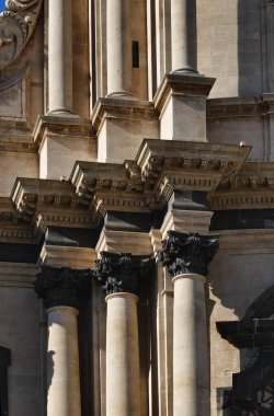 İtalya, Sicilya, Ragusa İbla, St. George Katedrali, barok taş süsler.