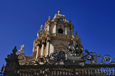 İtalya, Sicilya, Ragusa İbla, St. George Katedrali, giriş kapısında Aziz George demir heykeli