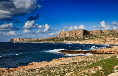 İtalya, Sicilya, Tyrhenian Denizi, S.Vito Lo Capo (Trapani) yakınlarındaki kayalık kıyı şeridi manzarası)